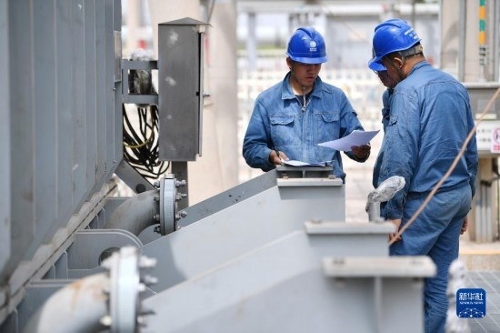 5月27日，電力工人在工程現(xiàn)場進行檢修作業(yè)。