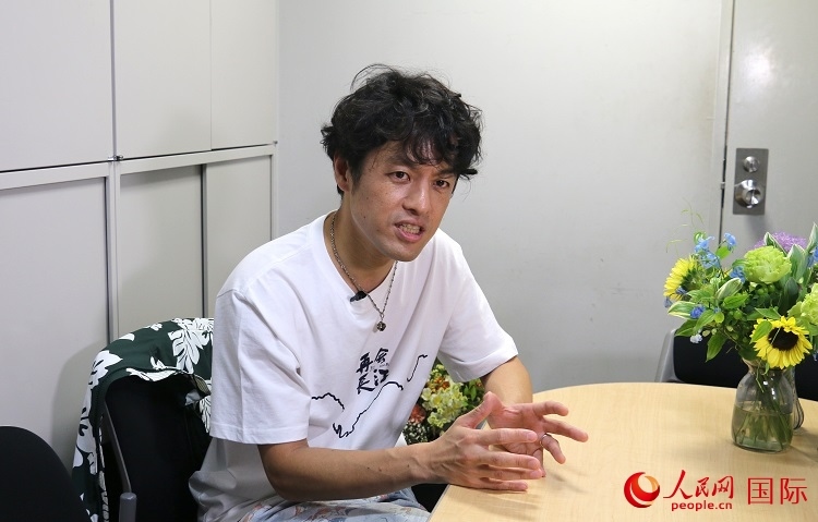 竹內(nèi)亮接受人民網(wǎng)專訪。人民網(wǎng) 許可攝