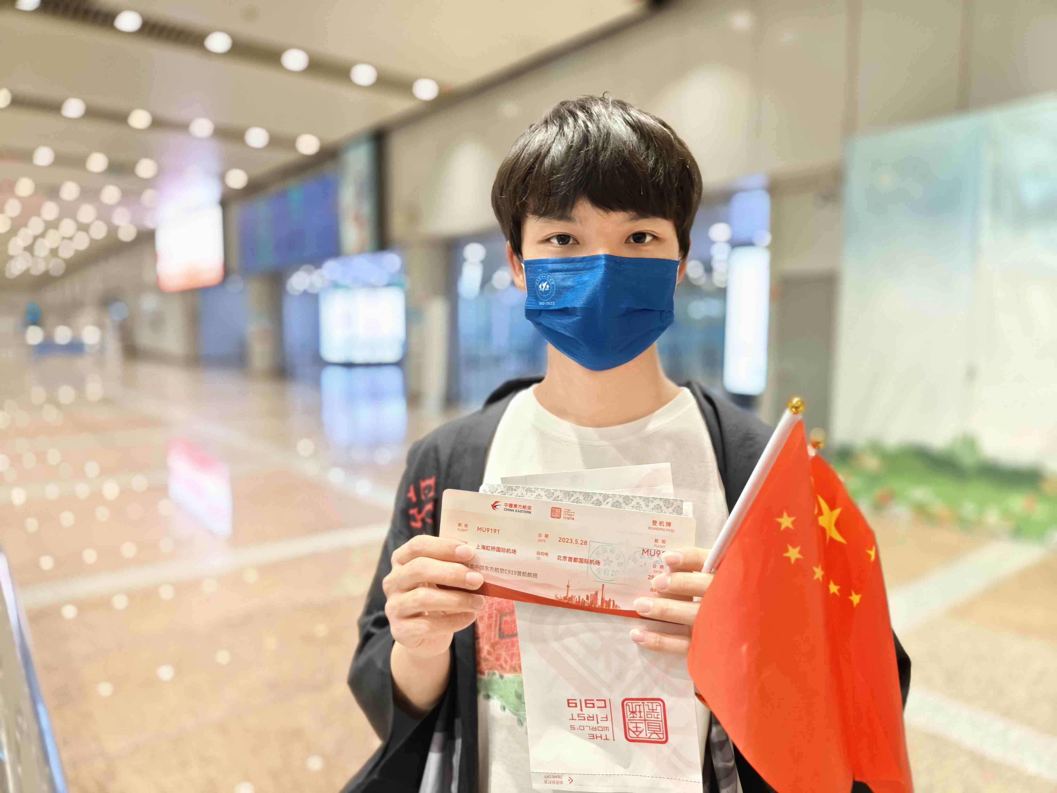 張可立向記者展示有著紀念意義的登機牌。人民網(wǎng)記者 夏曉倫攝