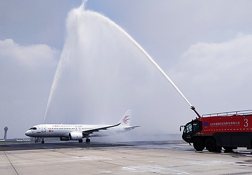 C919穿過象征民航最高禮儀的“水門”。東航供圖