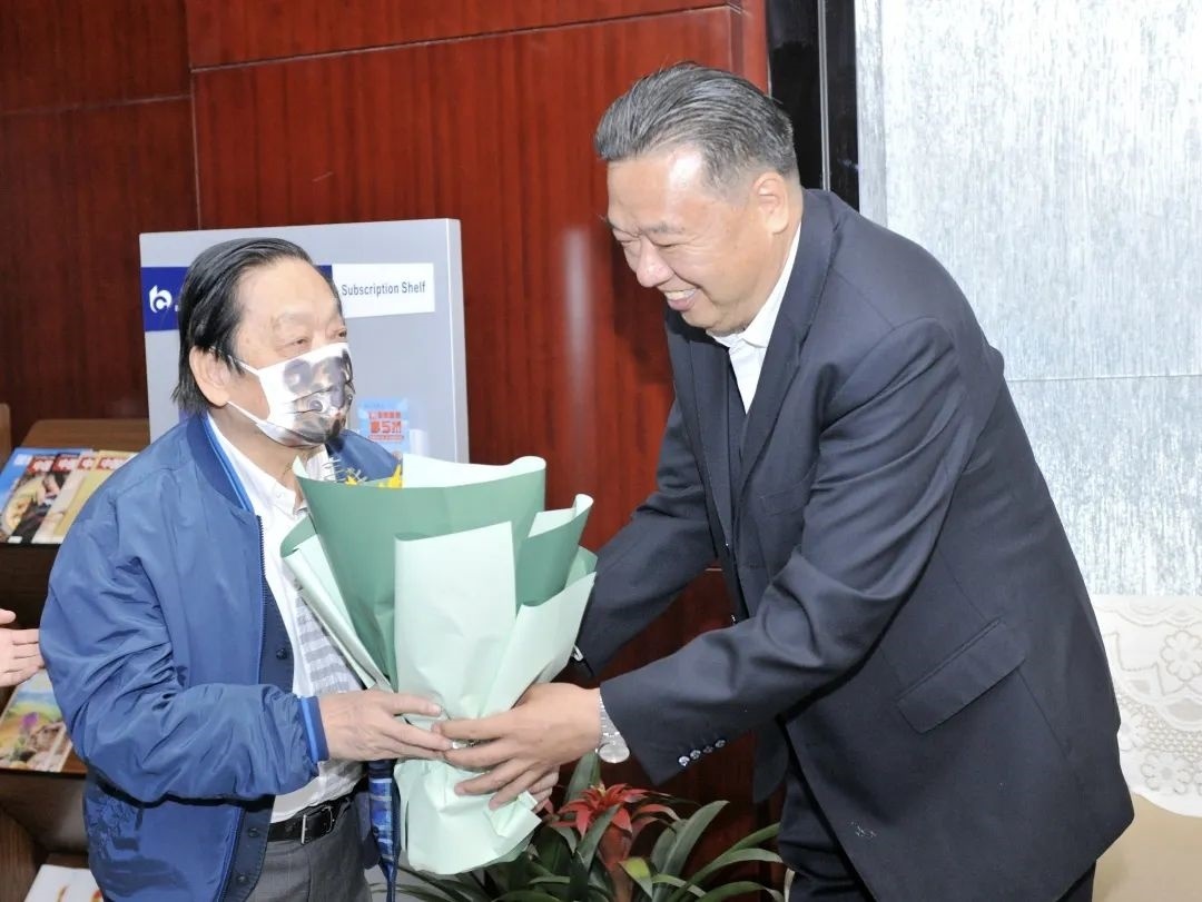 ▲青海省政協(xié)副主席、青海省林草局黨組書(shū)記、局長(zhǎng)、祁連山國(guó)家公園青海省管理局局長(zhǎng)李曉南在機(jī)場(chǎng)迎接韓美林