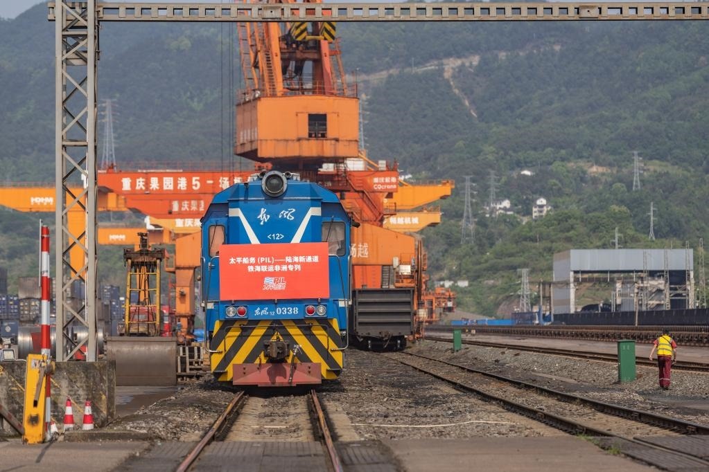 這是2023年4月27日，太平船務(wù)——西部陸海新通道江鐵海聯(lián)運(yùn)非洲專列在重慶果園港魚嘴站等待發(fā)車。