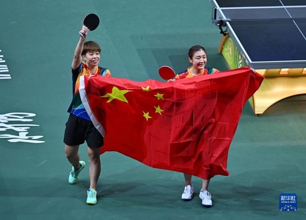 5月27日，陳夢（右）/王藝迪慶祝勝利。當日，在南非德班進行的2023年世界乒乓球錦標賽女子雙打決賽中，中國選手陳夢/王藝迪以3比0戰(zhàn)勝韓國選手田志希/申裕斌，奪得冠軍。新華社記者 陶希夷攝