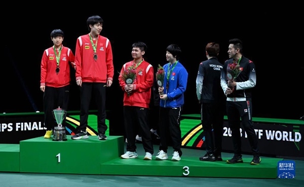 5月26日，冠軍中國組合王楚欽（左二）/孫穎莎（左一）與季軍中國組合林詩棟（左三）/蒯曼（左四）、中國香港組合黃鎮(zhèn)廷（右一）/杜凱琹在頒獎儀式后交流。新華社記者 陶希夷攝