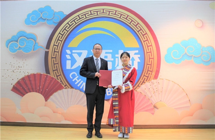 中國銀行首爾分行行長周建軍為大學(xué)生組冠軍頒獎并頒發(fā)就業(yè)證書。首爾孔子學(xué)院供圖