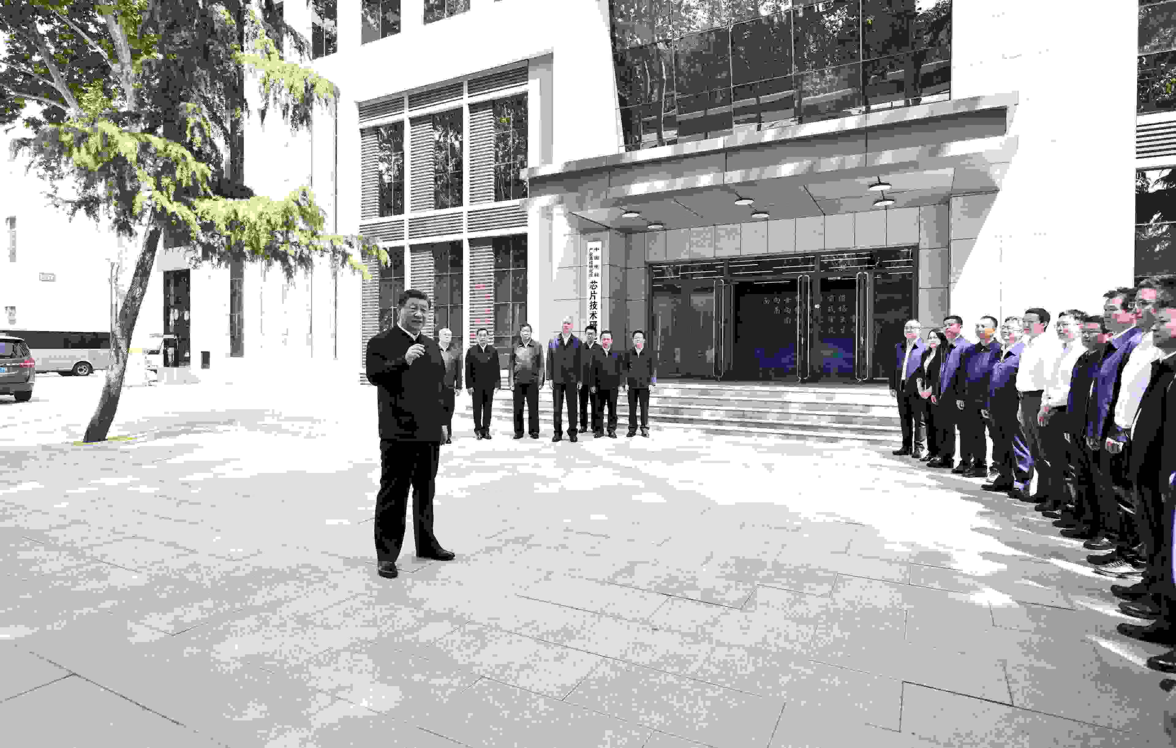 △2023年5月12日，習(xí)近平總書記在中國(guó)電科產(chǎn)業(yè)基礎(chǔ)研究院同科技工作者交流。