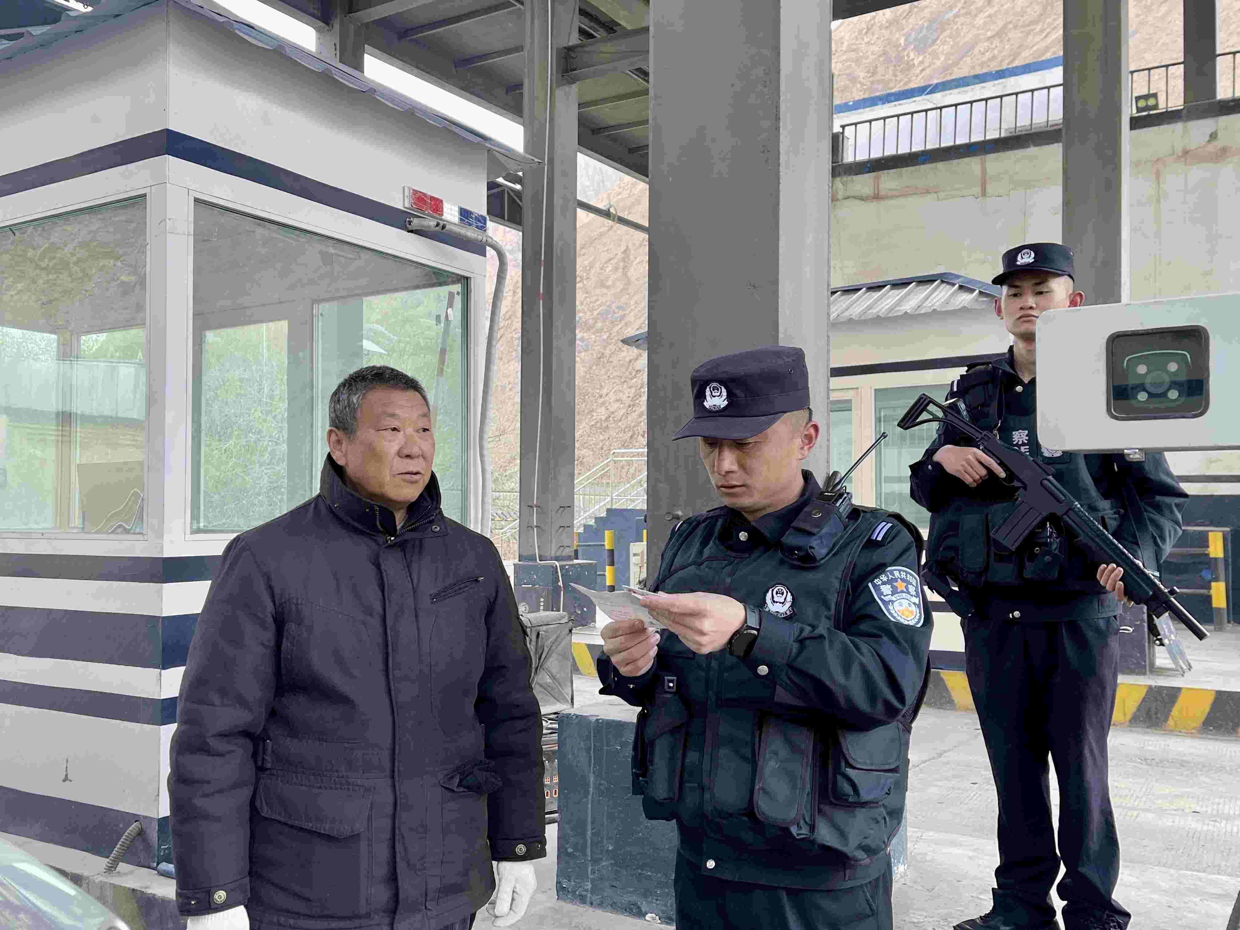 在庫地邊境檢查站，陳暢核對(duì)進(jìn)出邊境管理區(qū)人員信息。人民網(wǎng) 周靜圓攝