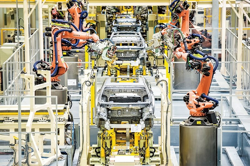 發(fā)展新能源汽車是我國從汽車大國邁向汽車強(qiáng)國的必由之路。2022年中國新能源汽車產(chǎn)銷分別實(shí)現(xiàn)705.8萬輛和688.7萬輛，連續(xù)8年位居世界第一。圖為廣汽埃安第一智造中心焊裝車間正在熱火朝天地生產(chǎn)。 廣汽埃安新能源汽車股份有限公司供圖