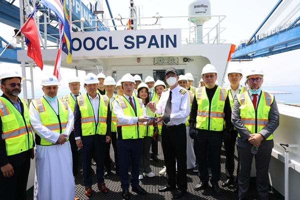圖為與會嘉賓參觀“東方西班牙”輪。中遠海運港口阿布扎比碼頭供圖