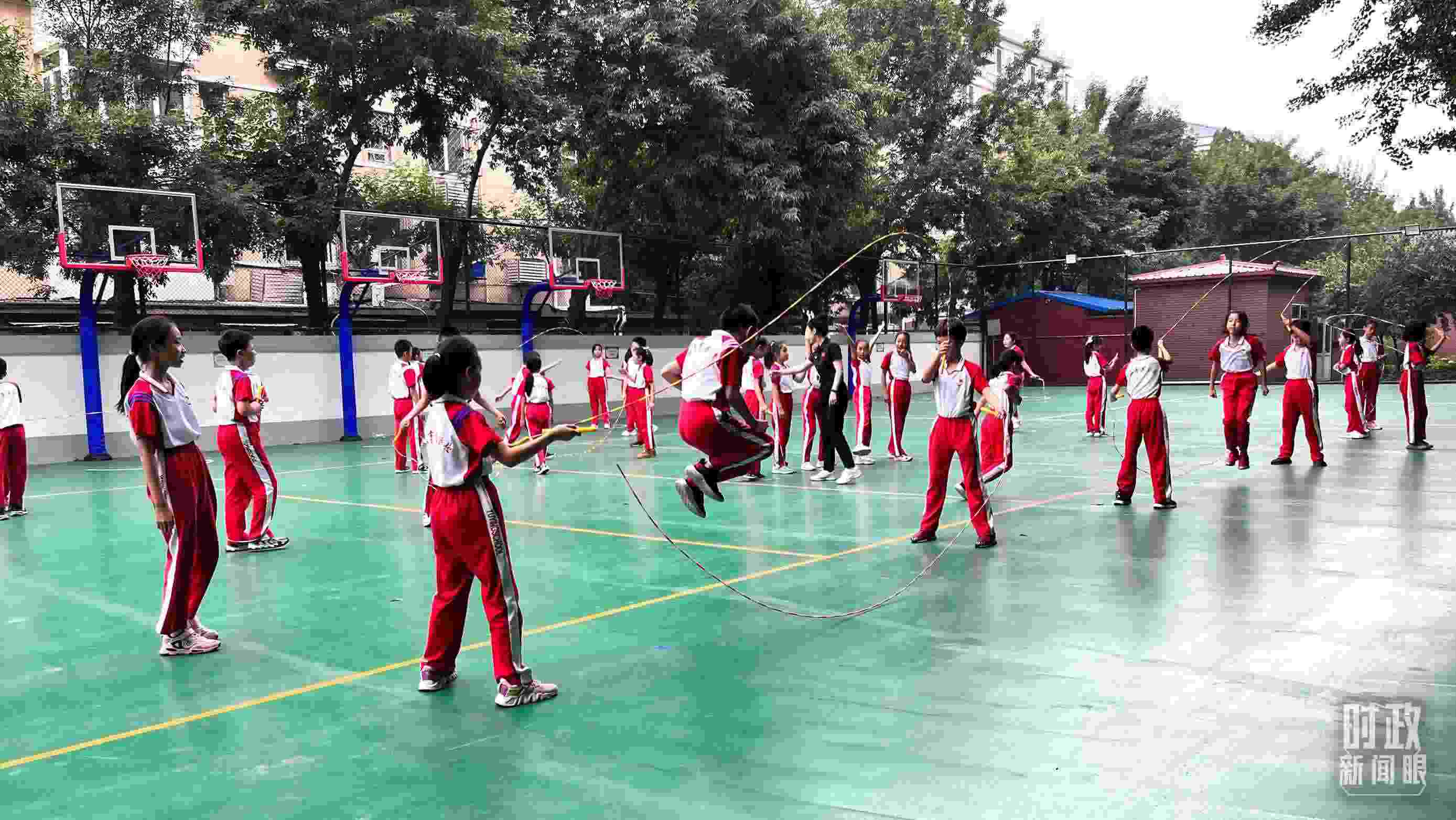 △正在跳繩的學(xué)生。（總臺央視記者張垚拍攝）