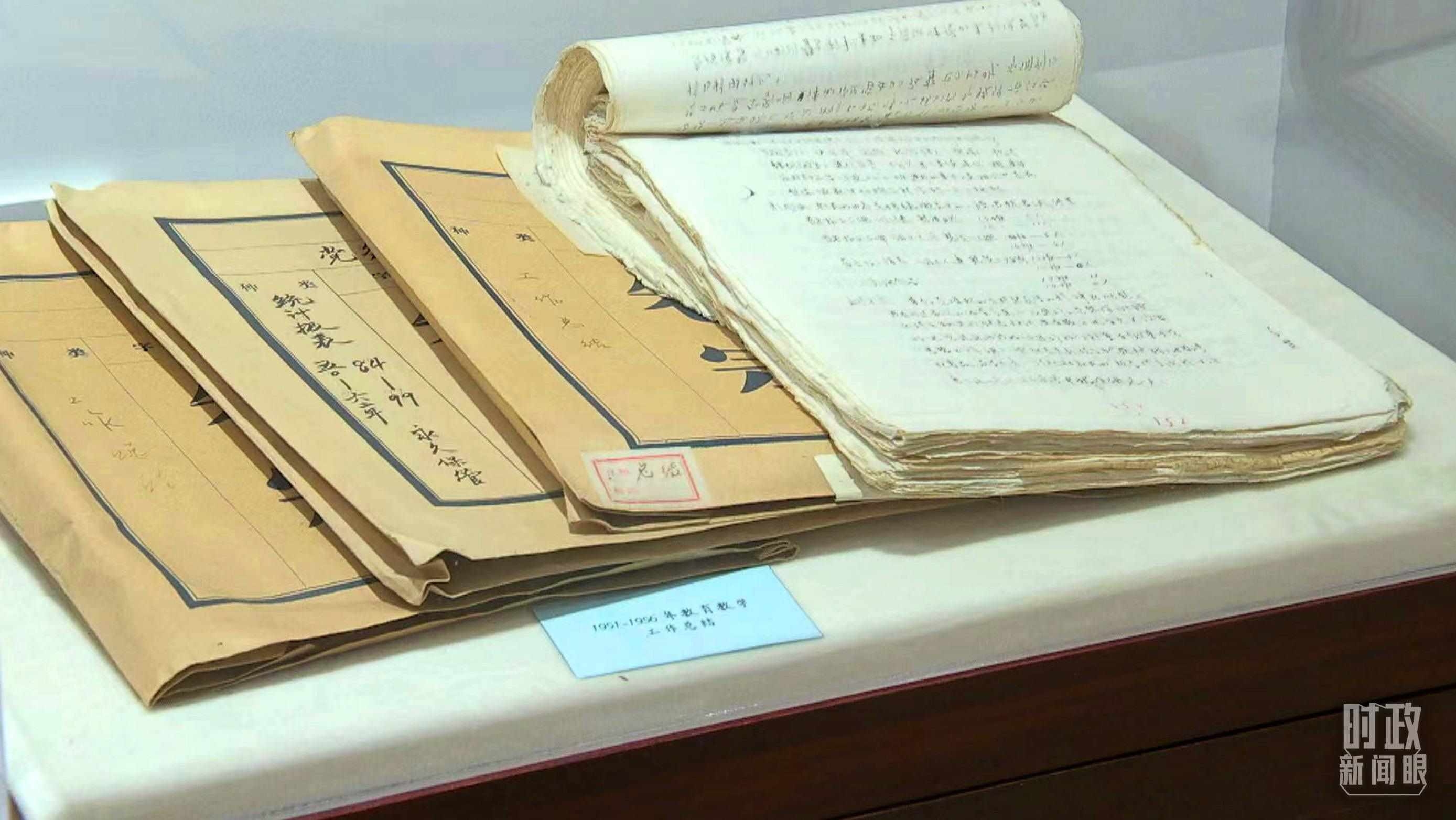 △校史館內(nèi)的教育教學(xué)工作總結(jié)展陳。（總臺央視記者金雨秋拍攝）