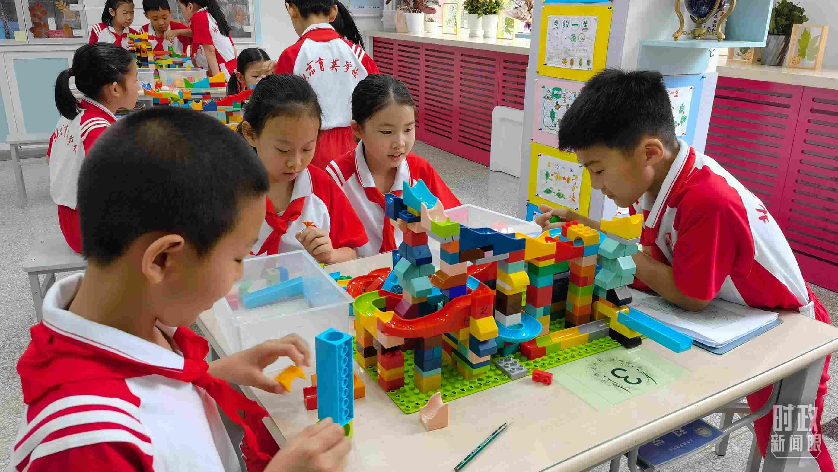 △正在搭建過山車模型的學(xué)生們。（總臺央視記者石丞拍攝）