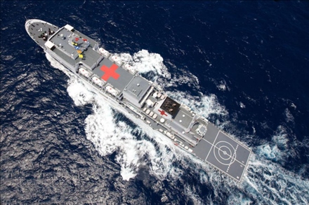 航行在大洋上的中國海軍“和平方舟”號醫(yī)院船。新華社記者 琚振華 攝