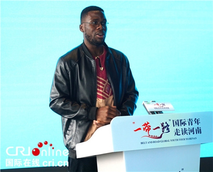 國(guó)際青年代表奕曉龍發(fā)言。賈親親 攝