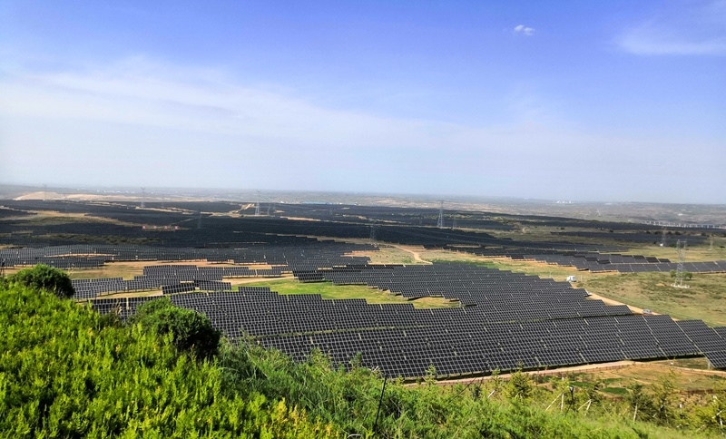 伊金霍洛旗天驕綠能50萬千瓦采煤沉陷區(qū)生態(tài)治理光伏發(fā)電示范項(xiàng)目一角。人民網(wǎng)記者 孫博洋攝