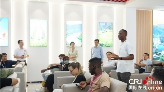 “一帶一路”國際青年走進(jìn)信陽羅山 看“紅”“綠”資源助力鄉(xiāng)村未來_fororder_“一帶一路”國際青年采風(fēng)團(tuán)成員現(xiàn)場(chǎng)提問 攝影 賈親親.JPG