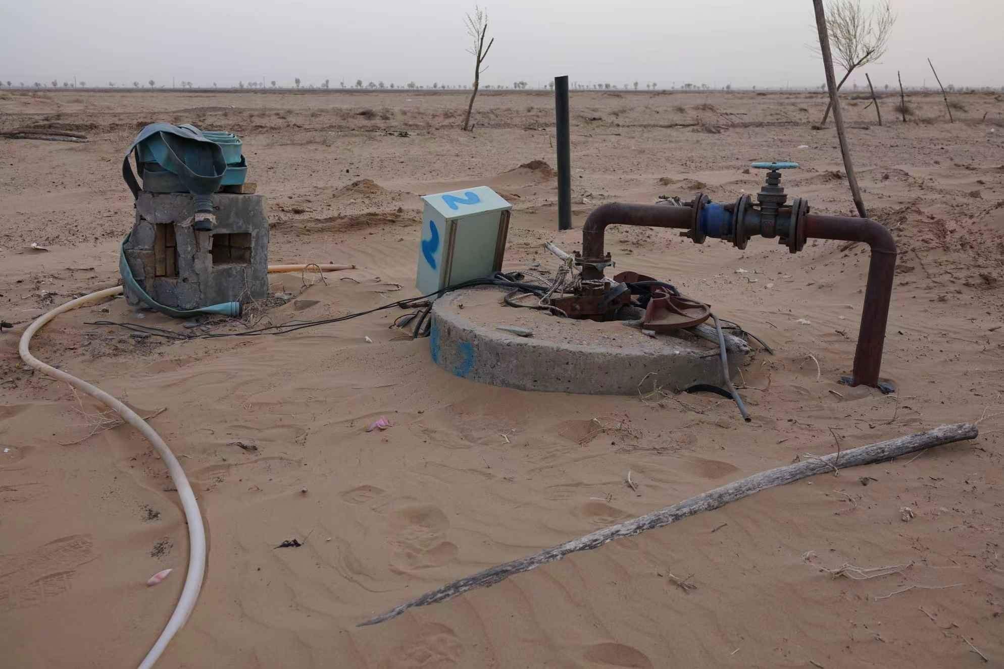 項(xiàng)目地以北的一個(gè)澆灌機(jī)井。 人民網(wǎng)記者 游天燚攝