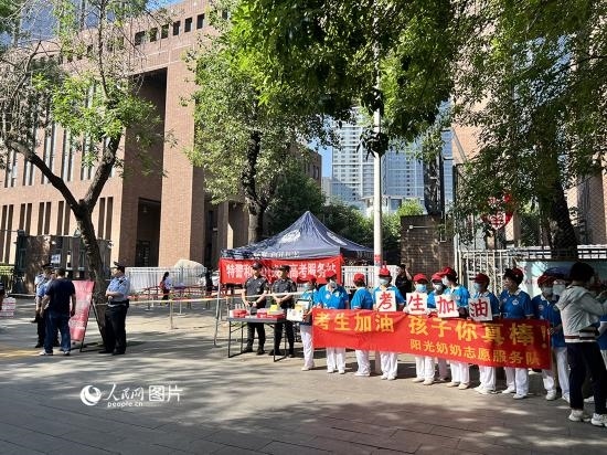 6月7日，天津市和平區(qū)新興街陽光奶奶志愿者連續(xù)16年為高考考生助力。人民網(wǎng)記者 張靜淇攝