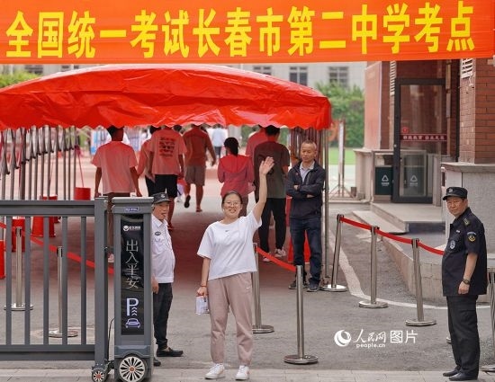 6月7日，在長春市第二中學考點，一名考生信心滿滿進入考場，并與家長揮手致意。人民網(wǎng)記者 李洋攝