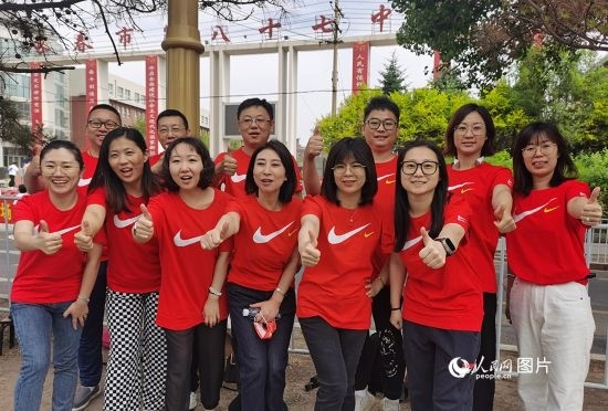 6月7日一早，陽光明媚，天氣涼爽，在長春市第八十七中學，考生們正陸續(xù)進入考場。親友團為參加高考的學子們加油鼓勁。人民網(wǎng)記者 王帝元攝