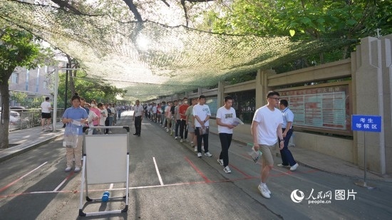 6月7日，烏魯木齊市第七十中學門口，考生們有序進入考場。人民網(wǎng) 李欣洋攝