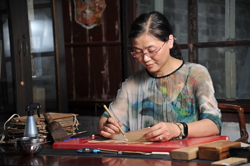 天一閣古籍修復(fù)師工作場(chǎng)景。天一閣博物院供圖