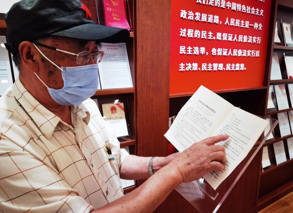 夏云龍給記者展示國(guó)歌法修改的內(nèi)容。人民網(wǎng)記者 唐小麗攝