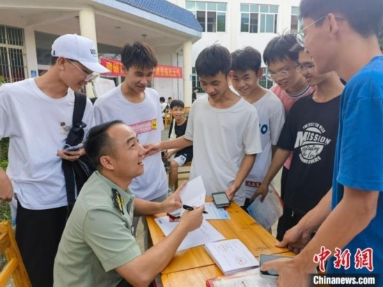 專武干部在講解相關(guān)政策。韋碩 攝