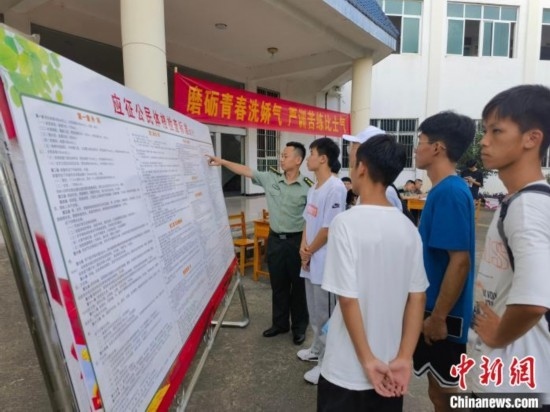 專武干部在講解應(yīng)征體檢標(biāo)準(zhǔn)。韋碩 攝