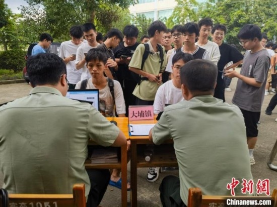 專武干部在發(fā)放兵役登記證。韋碩 攝