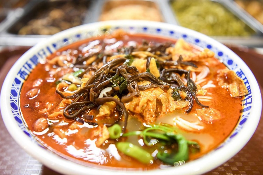 這是廣西柳州市街邊一家螺螄粉店制作的螺螄粉。新華社記者 曹祎銘 攝