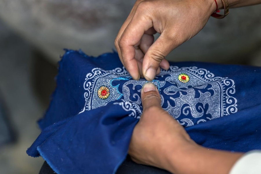 在貴州省黔西市新仁苗族鄉(xiāng)化屋村，村民在制作苗繡。新華社記者 范暉 攝