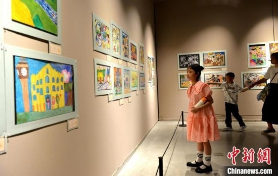 圖為家長帶著孩子參觀展覽。呂明 攝