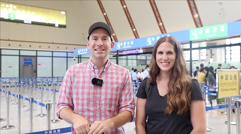 6月13日，來自美國的德拉古（Dragoo）夫婦將首次乘坐中老鐵路國際旅客列車從中國出境。李揚 攝