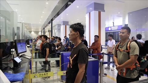 6月13日，乘坐中老鐵路國際旅客列車的旅客在磨憨邊檢大廳排隊候檢。李揚 攝