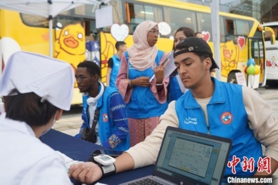 6月13日，在第20個(gè)世界獻(xiàn)血者日前夕，20名在贛留學(xué)生組團(tuán)前往血站獻(xiàn)血。吳迪 攝