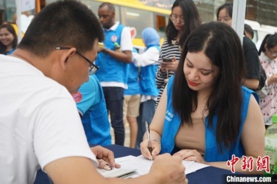 6月13日，在第20個(gè)世界獻(xiàn)血者日前夕，20名在贛留學(xué)生組團(tuán)前往血站獻(xiàn)血。吳迪 攝