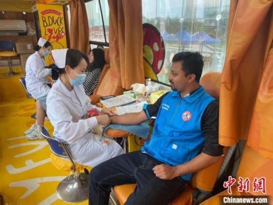 6月13日，在第20個(gè)世界獻(xiàn)血者日前夕，20名在贛留學(xué)生組團(tuán)前往血站獻(xiàn)血。吳迪 攝