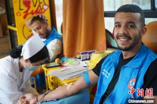 6月13日，在第20個(gè)世界獻(xiàn)血者日前夕，20名在贛留學(xué)生組團(tuán)前往血站獻(xiàn)血。吳迪 攝