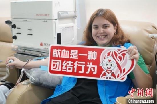 6月13日，在第20個(gè)世界獻(xiàn)血者日前夕，20名在贛留學(xué)生組團(tuán)前往血站獻(xiàn)血。吳迪 攝