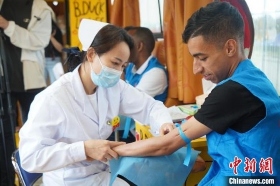 6月13日，在第20個(gè)世界獻(xiàn)血者日前夕，20名在贛留學(xué)生組團(tuán)前往血站獻(xiàn)血。吳迪 攝