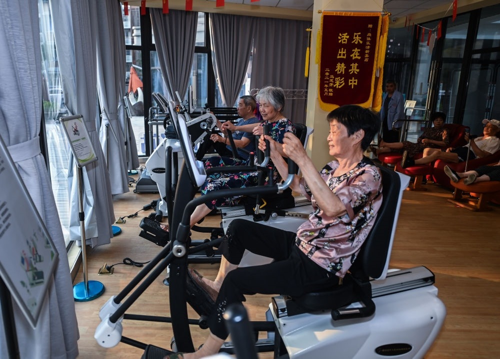 在浙江嘉興市南湖區(qū)新嘉街道電子社區(qū)鄰里中心的長者運(yùn)動健康之家內(nèi)，老人們在進(jìn)行器械鍛煉（2023年6月14日攝）。新華社記者 徐昱 攝