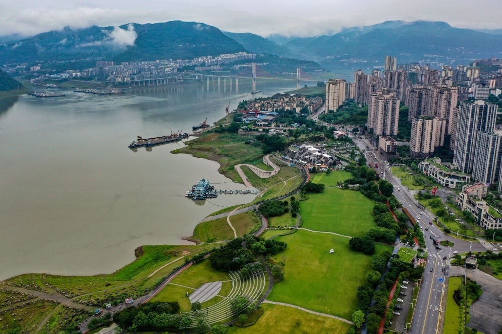 這是2023年6月7日拍攝的位于重慶市云陽縣的云陽城區(qū)環(huán)湖綠道（無人機(jī)照片）。當(dāng)?shù)貙⑸鷳B(tài)治理與生態(tài)修復(fù)結(jié)合起來，兼顧城市旅游和運(yùn)動休閑等功能需要，打造環(huán)縣城兩江四岸33公里綠道。新華社記者 唐奕 攝