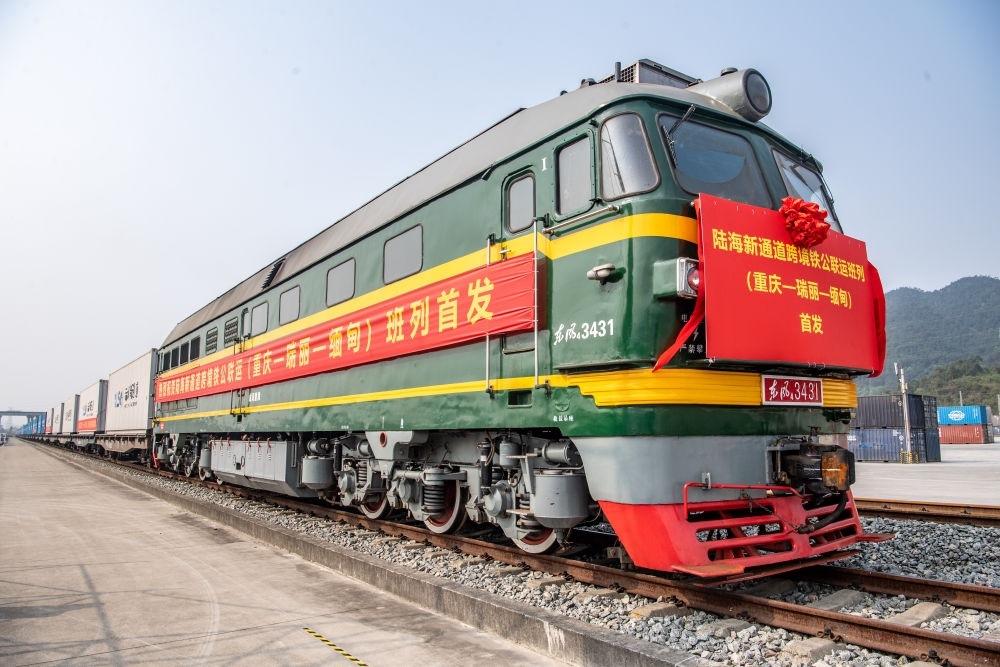 陸海新通道跨境鐵公聯(lián)運(yùn)班列（重慶—瑞麗—緬甸）首發(fā)班列在重慶江津小南埡鐵路物流中心等候發(fā)車（2023年4月3日攝）。新華社記者 唐奕 攝