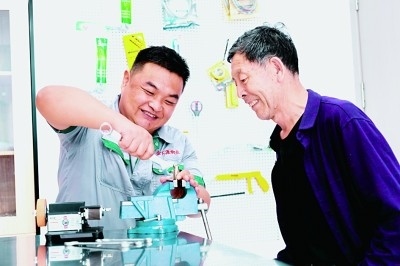 上流佳苑社區(qū)便民服務中心維修師傅李磊為社區(qū)居民提供服務。資料圖片