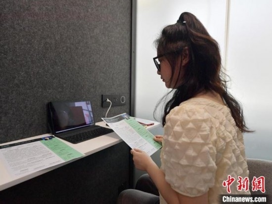 學(xué)生通過“云面試空間”進(jìn)行求職面試。劉棟 攝