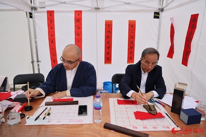 活動現(xiàn)場的中國書法展示。人民網(wǎng)記者 邢雪攝