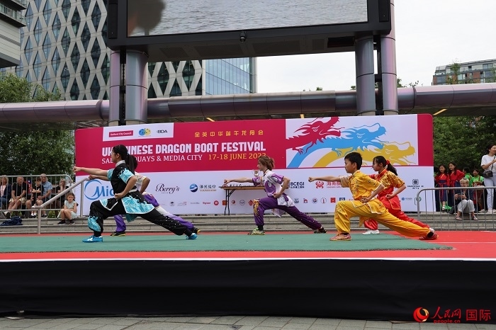 中華武術表演吸引了眾多英國觀眾。人民網(wǎng)記者 邢雪攝