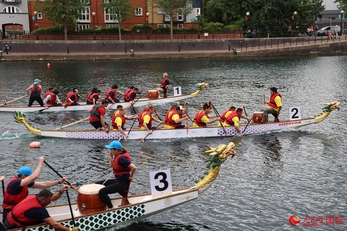 2023全英中華端午龍舟會比賽現(xiàn)場，幾支隊伍你追我趕。人民網(wǎng)記者 邢雪攝