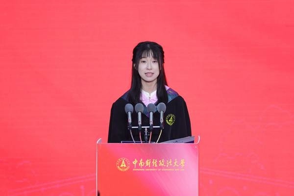 王若研在畢業(yè)典禮上發(fā)言。崔楨楨 攝